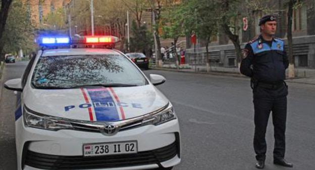 Policeman, Yerevan, April 11, 2018. Photo by Tigran Petrosyan for the Caucasian Knot