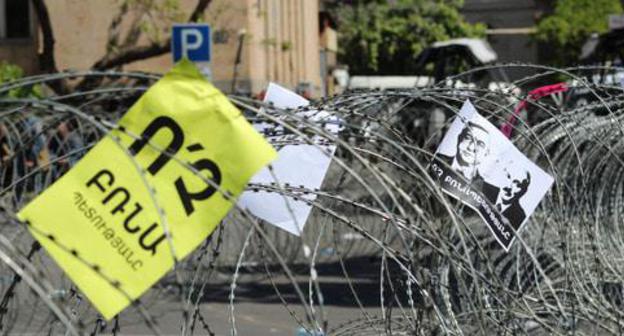 Serzh Sargsyan's photo in a leaflet put on a barbed wire. Yerevan, April 17, 2018. Photo by Tigran Petrosyan for the "Caucasian Knot"