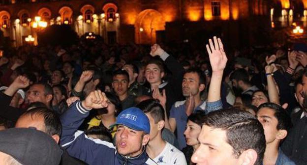 Serzh Sargsyan's opponents at the protest action in Yerevan in the evening of April 18. Photo by Tigran Petrosyan for the "Caucasian Knot"