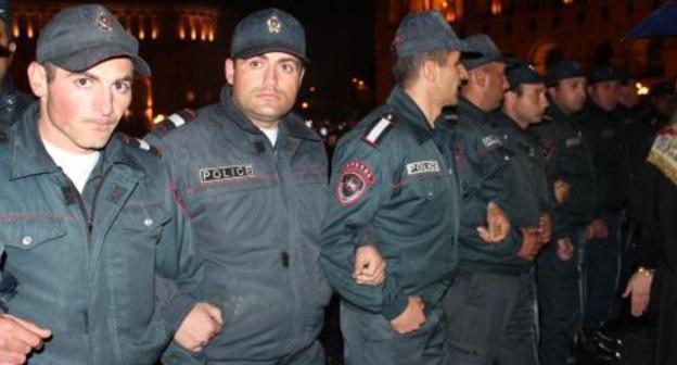 The police blocked the streets in Yerevan. April 20, 2018. Photo by Tigran Petrosyan for the "Caucasian Knot"