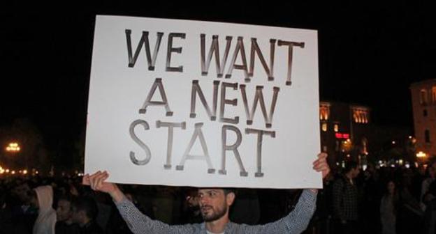 Rally participant in Yerevan holds banner 'We want a new start!' Photo by Tigran Petrosyan for the Caucasian Knot. 