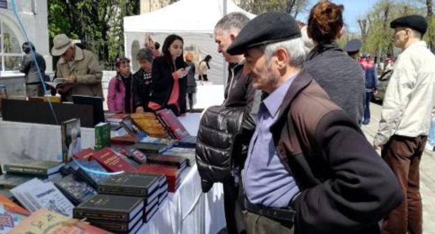 Vladikavkaz resident at book fair, April 23, 2018. Photo by Emma Marzoeva for the Caucasian Knot. 