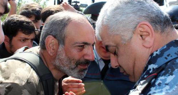 Nikol Pashinyan talks with policemen. Photo by Tigran Petrosyan for the Caucasian Knot. 