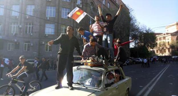 Participants of protest rally at Republic Square in Yerevan, April 25, 2018. Photo by Tigran Petrosyan for the Caucasian Knot. 