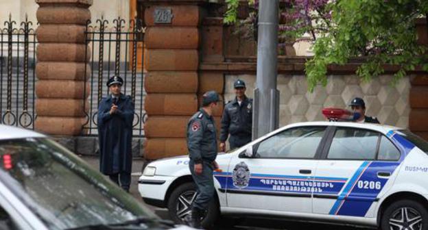 Police at the Parliament of Armenia. Photo by Tigran Petrosyan for the Caucasian Knot