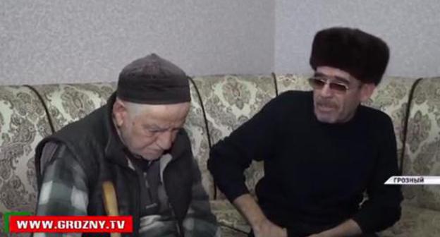 Zelimkhan Abdurakhmanov and Movldi Abdurakhmanov. Photo: screenshot of the Chechen TV broadcast https://grozny.tv/news.php?id=26500