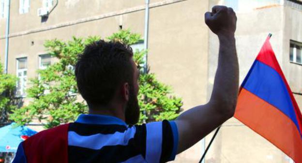 An activist in the street in Yerevan. Photo by Tigran Petrosyan for the "Caucasian Knot"