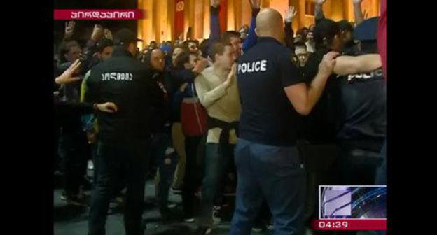 Policemen and protesters in Tbilisi. May 12, 2018. Photo: screenshot of a video  by the "Rustavi-2" TV Channel http://rustavi2.ge/en/news/103763