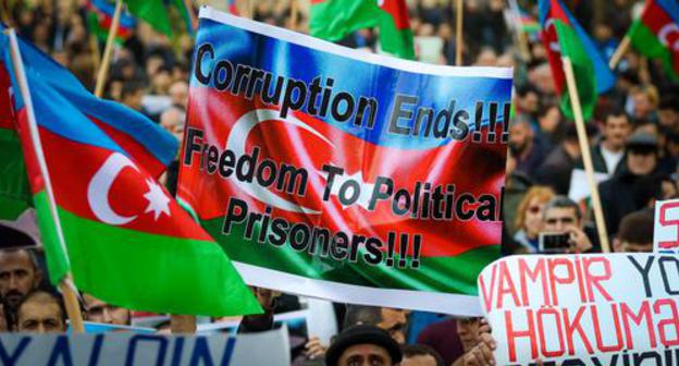 Participants of a protest rally holding a poster with an appeal to release  political prisoners. Baku, October 28, 2017. Photo by Aziz Karimov for the "Caucasian Knot"