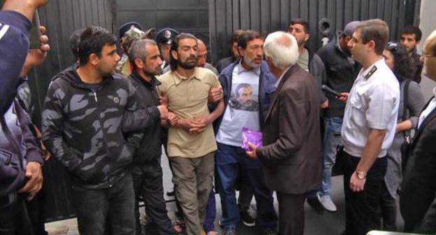 "Sasna Tsrer" supporters block GPO building in Yerevan, May 21, 2018. Photo: RFE/RL