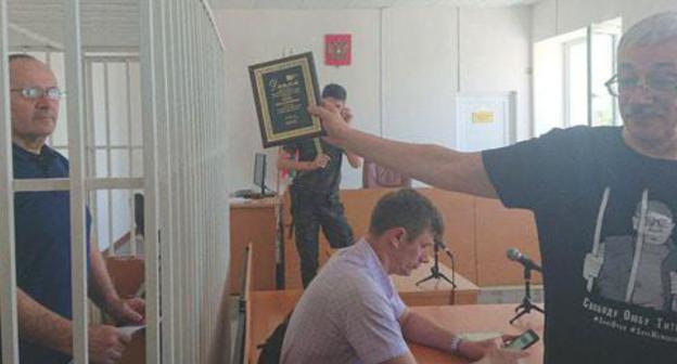 Oleg Orlov (right) in the court room, Oyub Titiev (left), Grozny, May 24, 2018. Photo: press service of HRC "Memorial"