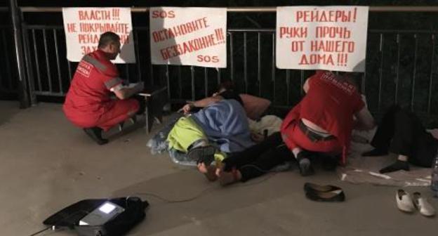 Medical officers render medical assistance to hunger strikers in Sochi, May 24, 2018. Photo by Vladimir Maschenko 