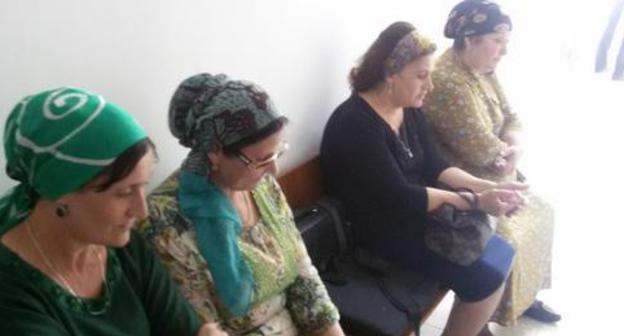 Relatives of Albert Khamkhoev in the Nazran District Court. May 23, 2018. Photo by Umar Yovloy for the "Caucasian Knot"