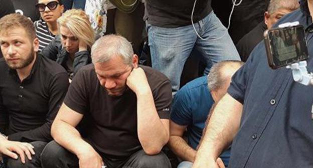 Zaza Saralidze (in the center), father of one of the killed teenagers, at a protest action. May 31, 2018. Photo © Sputnik / Shota Nozadze https://sputnik-georgia.ru/society/20180531/240687552/Sotni-chelovek-sobralis-na-akcii-protesta-u-Glavnoj-prokuratury-Gruzii.html