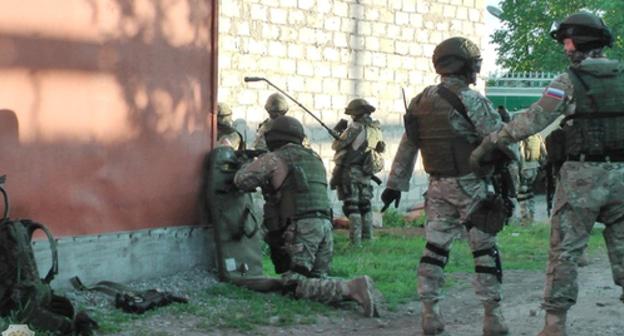 Law enforcers in Nazran. Photo: http://nac.gov.ru/kontrterroristicheskie-operacii/v-nazrani-iz-doma-s-zablokirovannymi-banditami.html