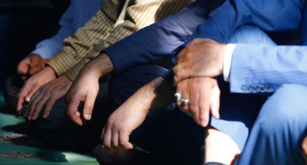 Praying believers. Photo by Aziz Karimov for the "Caucasian Knot"