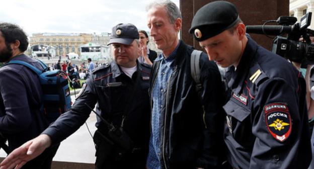 Peter Tatchell (centre). Photo: REUTERS/Glab Garanich