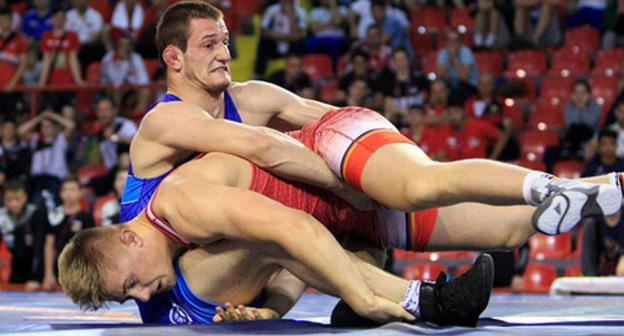 Gadji Gamzatov in the decisive battle with Johan Mayer. Photo: http://wrestdag.ru/news/ru/news/gadzhi_gamzatov_pobeditel_pervenstva_evropi