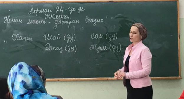 Lesson in Chechen language. Photo: All-Ukrainian public organization 'Chechen people diaspora', https://ru.chechen.org.ua