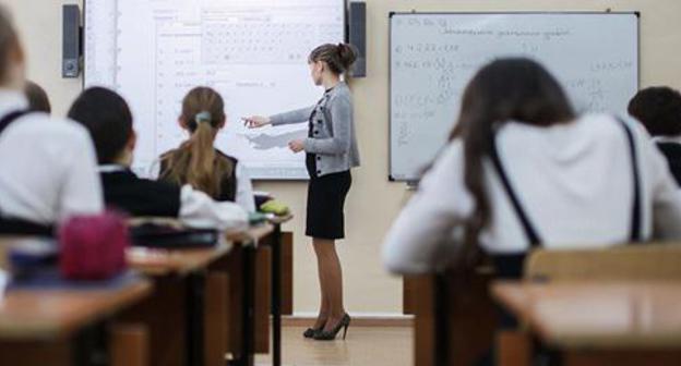 Lesson at school. Photo: © : Sputnik / Kirill Bragahttps://sputnik-georgia.ru/reviews/20170914/237321154/Sistema-obrazovanija-v-Gruzii-15-ministrov-i-neskonchaemye-reformy.html