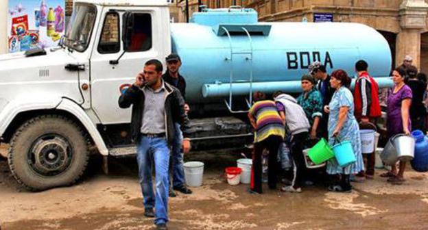 People stand in line to get water from a water truck, Dagestan, Makhachkala, October 2016. Photo by Makhach Akhmedov for the Caucasian Knot.