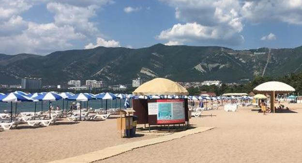 Half empty beach of Gelendzhik: business owners assert that football players training prevented tourists from coming, July 6, 2018. Photo by Anna Gritsevich for the Caucasian Knot. 