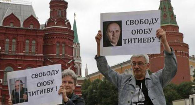 Svetlana Gannushkina and Oleg Orlov held solo pickets at Manege Square in Moscow. July 9, 2018. Photo by the press service of the Human Rights Centre "Memorial"