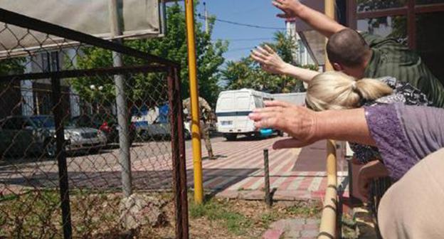 Oyub Titiev delivered to the Shali City Court of Chechnya. July 9, 2018. Photo by the press service of the Human Rights Centre "Memorial"