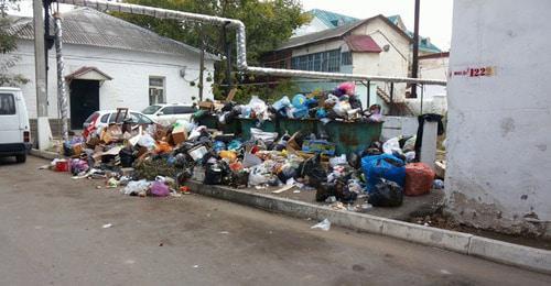 Garbage in the streets of Makhachkala. Screenshot of the video by the user Jennet Chan https://www.youtube.com/watch?v=vAD76aQH_30