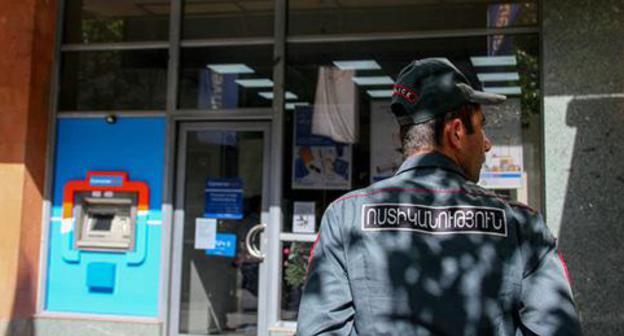 The office of the Converse Bank located in Yerevan. Photo © Sputnik Karen Yepremyan https://ru.armeniasputnik.am/incidents/20171016/9072092/razbojnoe-napadenie-na-converse-bank-v-erevane-raskryto.html