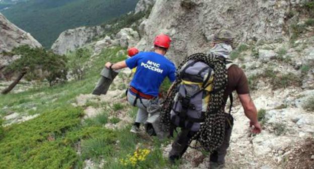 Rescuers in the mountains. Photo https://www.facebook.com/search/str/мчс+кчр/keywords_search