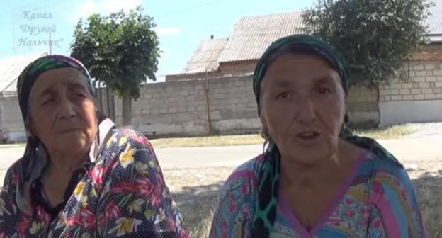 Residents of Kumakhov Street in the village of Vtoroy Lesken. Screenshot from video: https://www.youtube.com/watch?v=VwGPtL8ygxw