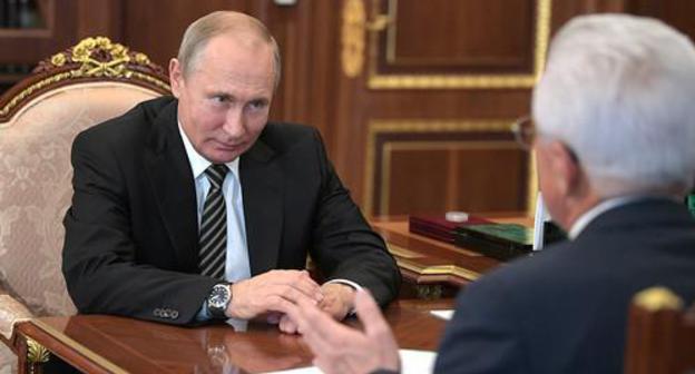 Vladimir Putin meets acting leader of Dagestan Vladimir Vasiliev. Photo: http://kremlin.ru/events/president/news/57975