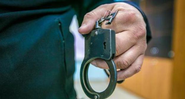 Policeman with handcuffs. Photo: Maksim Tishin / Yugopolis