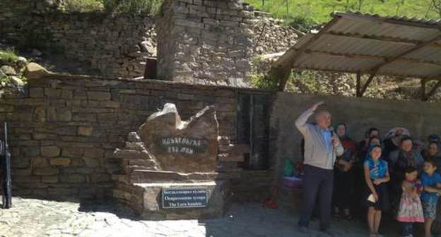 Magomed Abdulkhabirov, initiator of the monument to abandoned mountain villages (with a raised hand), at the opening of the monument in the village of Nizhnee Gakvari, Tsumadin District, July 18. 2018. Photo by provided to the Caucasian Knot by Omar Gadzhiev.