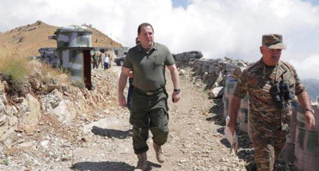 David Tonoyan, Armenian Minister of Defence, on the southwestern part of the border. Photo by the press service of the Ministry of Defence for Armenia http://www.mil.am/hy/news/5426