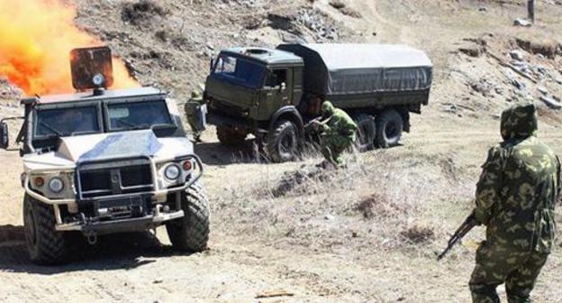 The military exercise. Photo: press office of the SMD https://ru.armeniasputnik.am/society/20180402/11208138/Russian-voennyh-sotni-edinic-tekhniki-provodyat-ucheniya-v-Armenia.html