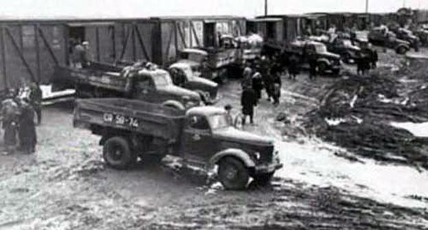 People from Chechnya and Ingushetia were delivered to the carriages in trucks. February 1944. Screenshot of the video by the user vainakh38 https://www.youtube.com/watch?v=DKmb-WX0OI0