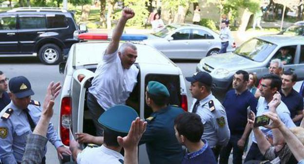 Afghan Mukhtarly near the court in Baku. May 31, 2017. Photo by Aziz Karimov