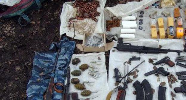 A hideout with weapons. Photo http://nac.gov.ru/kontrterroristicheskie-operacii/v-kbr-obnaruzhen-krupnyy-taynik-s-oruzhiem-i.html