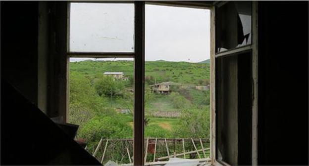 Broken windows in a house in the vilage of Nerkin Oratag, Nagorno-Karabakh. Photo by Alvard Grigoryan for the "Caucasian Knot"