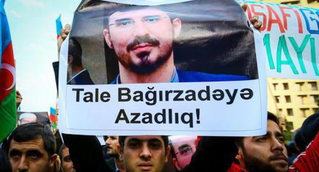 Rally participant holds portrait of a political prisoner, Baku, October 28, 2017. Photo by Aziz Karimov for the Caucasian Knot.