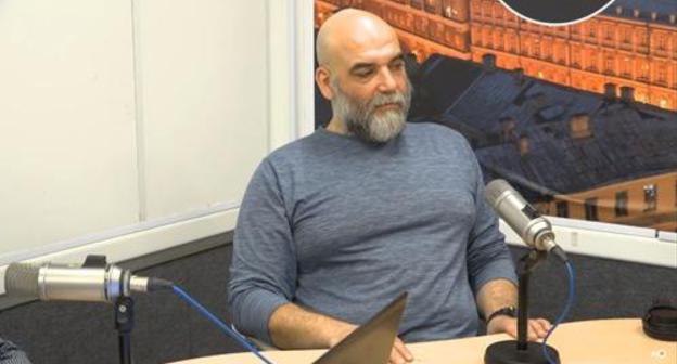 Orkhan Djemal in radio studio. Screenshot from air broadcasting of the 'Echo of Moscow' radio station, https://youtu.be/22T4tM_fOBY