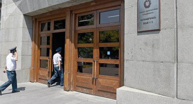 Policemen at the Armenian government building. Photo: Sputnik / Asatur Yesayantshttps://ru.armeniasputnik.am/incidents/20180815/13874813/policiya-ustanovila-lichnost-ugrozhavshego-vzorvat-pravitelstvennoe-zdanie-v-yerevan.html