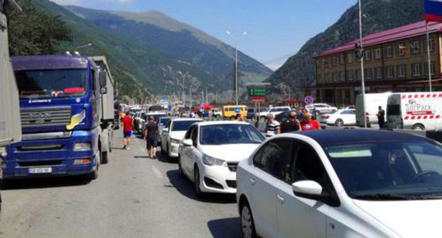 Queues at the "Verkhny Lars" checkpoint, August 17, 2018. Photo by Emma Marzoeva for the Caucasian Knot.