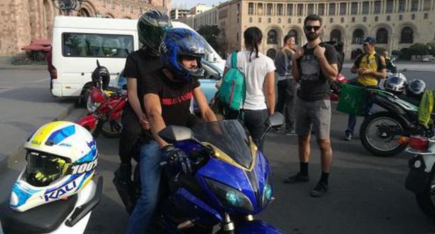 Bikers in the Republic Square in Yerevan, August 26, 2018. Photo: Facebook page of 'Armenian Environmental Front', https://www.facebook.com/armecofront/photos/pcb.2388885914484792/2388885421151508/?type=3&theater