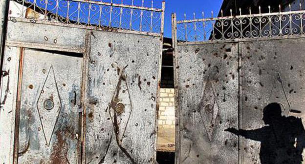 Traces of shelling at the gates of a house. Photo: Famil Makhmudbeili for the Caucasian Knot