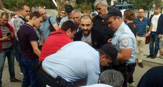 Detention of Sergey Grivko, coordinator of Navalny's local office. Photo by Konstantin Volgin for the Caucasian Knot.