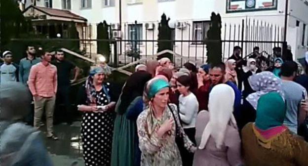 People at the courthouse. Screenshot from video received by the Caucasian Knot 