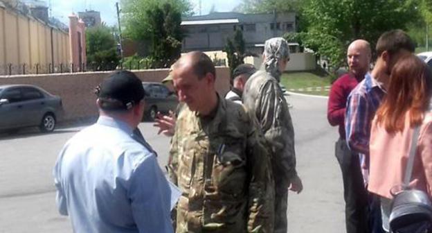 Picket in support of Timur Tumgoev at the pre-trial prison in Kharkov. Photo: RFE/RL